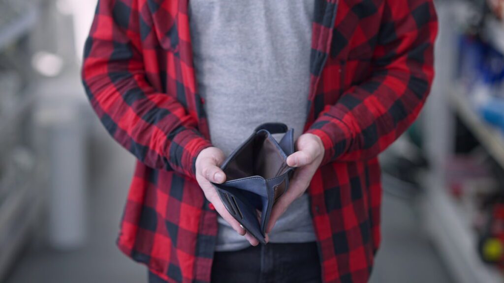 Man with no money for a dental clinic
